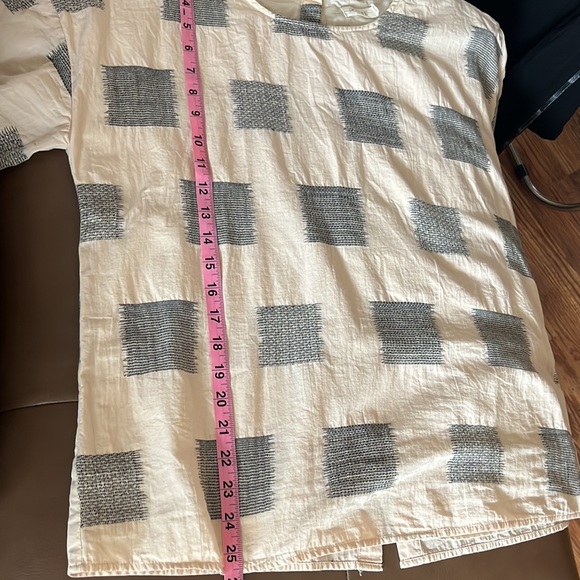 ROOLEE adorable linen colored popover blouse w/button down back - Picture 6 of 6